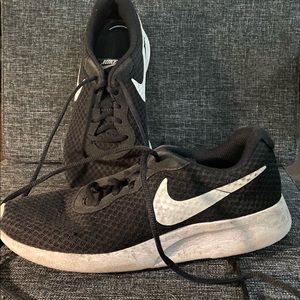 Nike black size 8 shoes tanjun